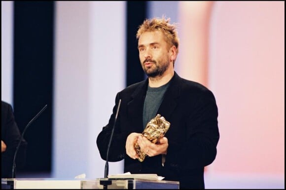 Luc Besson reçoit le César du meilleur réalisateur pour Le cinquième élément.