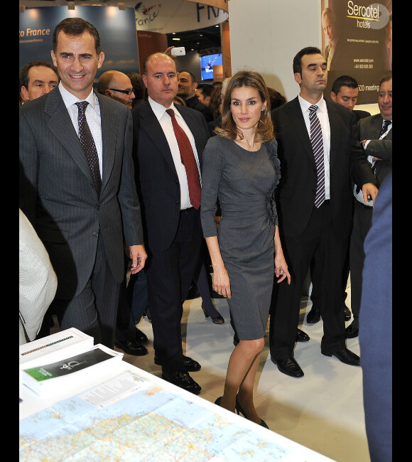 La très élégante Letizia d'Espagne et Felipe d'Espagne visitent World Trade Market à Londres, le 7 novembre 2011