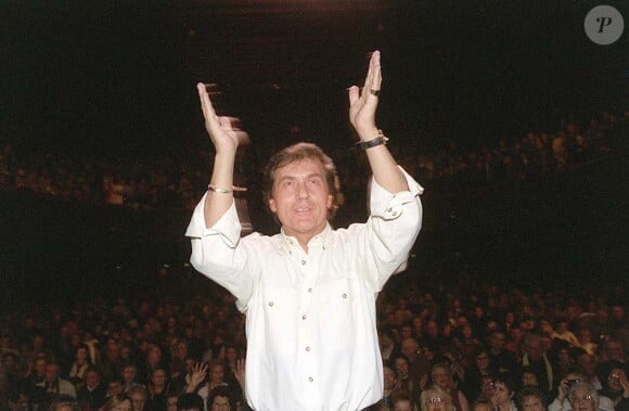 Frank Michael sur la scène de L'Olympia, à Paris, le 21 janvier 2001.