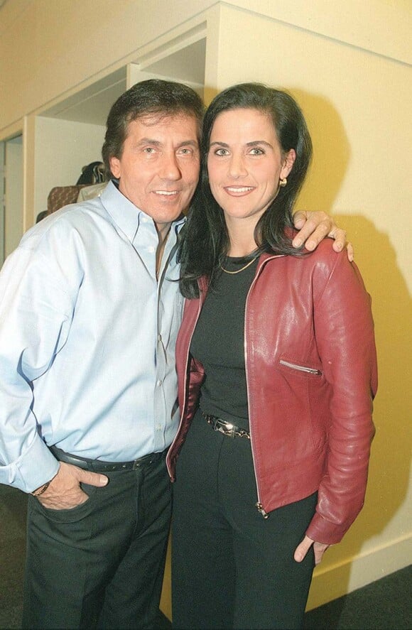 Frank Michael et sa fille Sandra dans les coulisses de L'Olympia, à Paris, le 21 janvier 2001.
