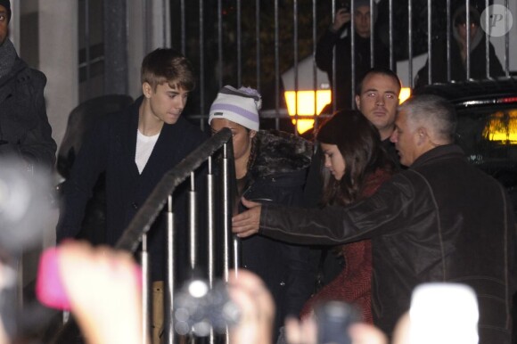 Justin Bieber arrive à la radio NRJ à Paris en compagnie de sa chérie Selena Gomez, le 8 novembre 2011