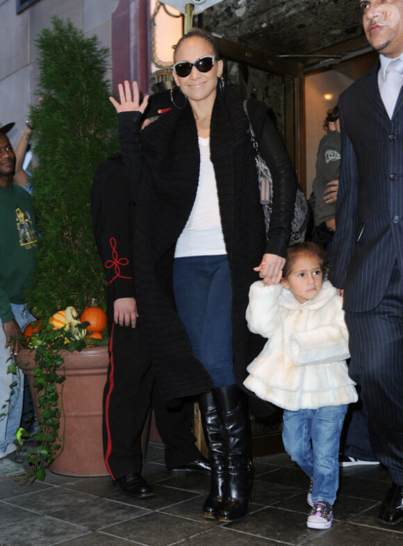 Jennifer Lopez et sa fille Emme sortent de leur hôtel à New York, le 8 novembre 2011