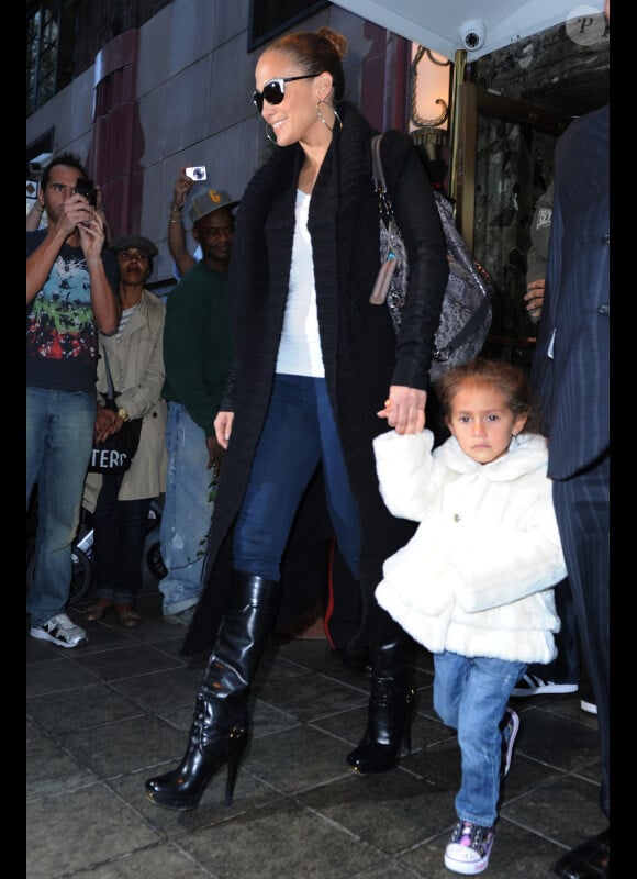 Les belles Jennifer Lopez et sa fille Emme à New York, le 8 novembre 2011