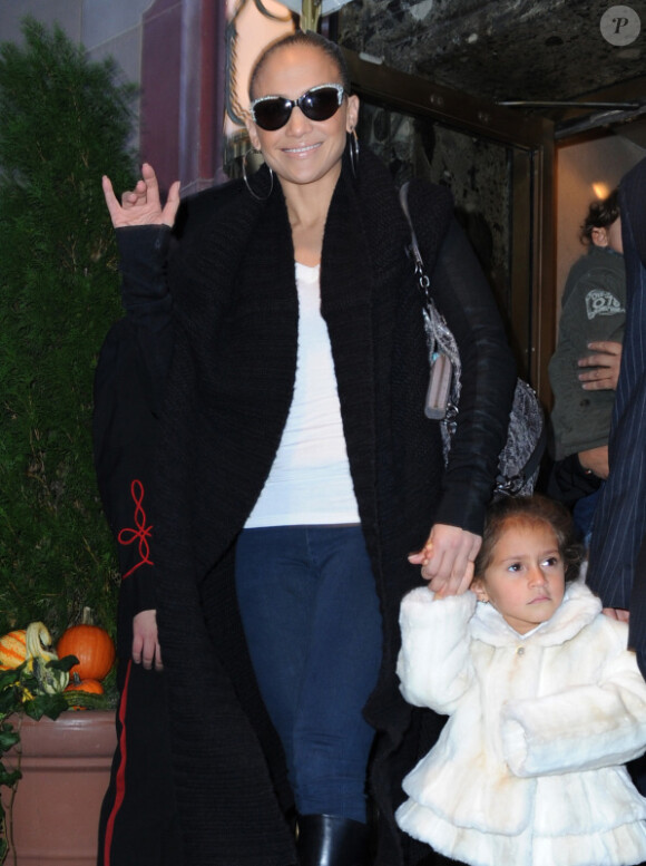 Jennifer Lopez et sa fille Emme, qui semble impressionée, à New York, le 8 novembre 2011