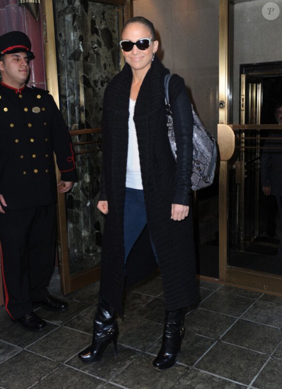Jennifer Lopez sous ses lunettes de soleil à New York, le 8 novembre 2011