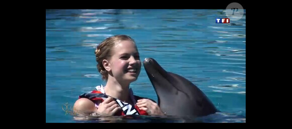 Une des canidates profite d'une baignade avec les dauphins lors du séjour des candidates Miss France 2012 au Mexique en novembre 2011