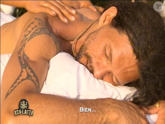 Teheiura en plein massage dans Koh Lanta, jeudi 10 novembre 2011, sur TF1