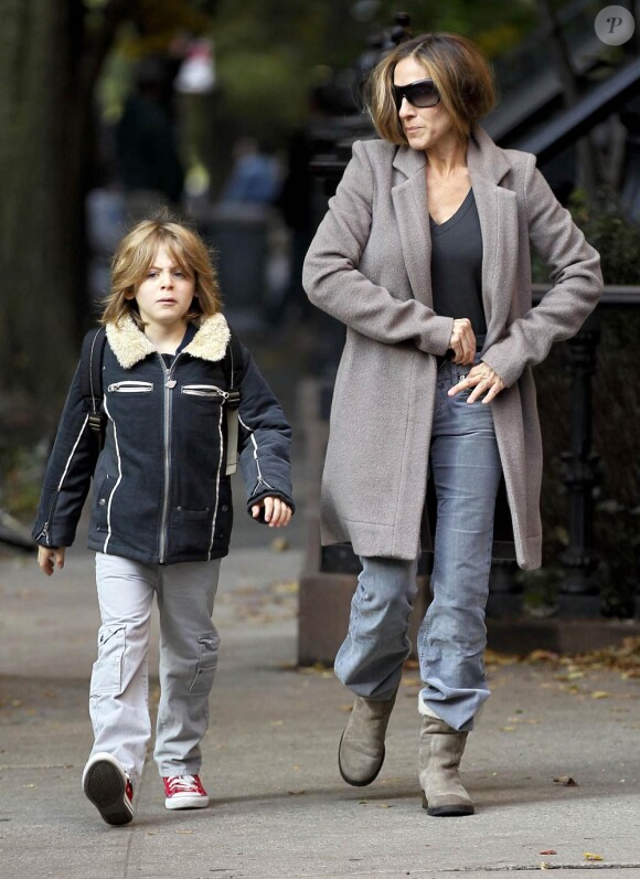 Sarah Jessica Parker et James à la sortie de l'école, à New York. Le 8 novembre 2011