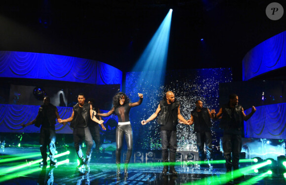 Kelly Rowland et ses danseurs sur le plateau du Graham Norton Show, à Londres, le vendredi 12 novembre 2011.