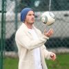 David Beckham s'interroge sur la signification de cette balle blanche et ronde le 12 novembre 2011 à Los Angeles