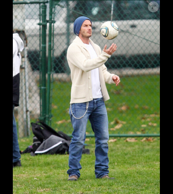 David Beckham s'interroge sur la signification de cette balle blanche et ronde le 12 novembre 2011 à Los Angeles