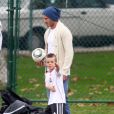 David Beckham et son fils Cruz qui semble avoir détecté la présence d'un photographe le 12 novembre 2011 à Los Angeles