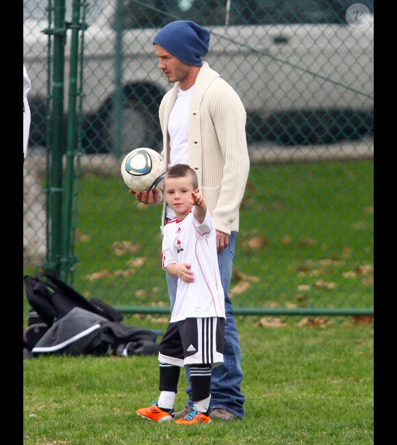 David Beckham et son fils Cruz qui semble avoir détecté la présence d'un photographe le 12 novembre 2011 à Los Angeles