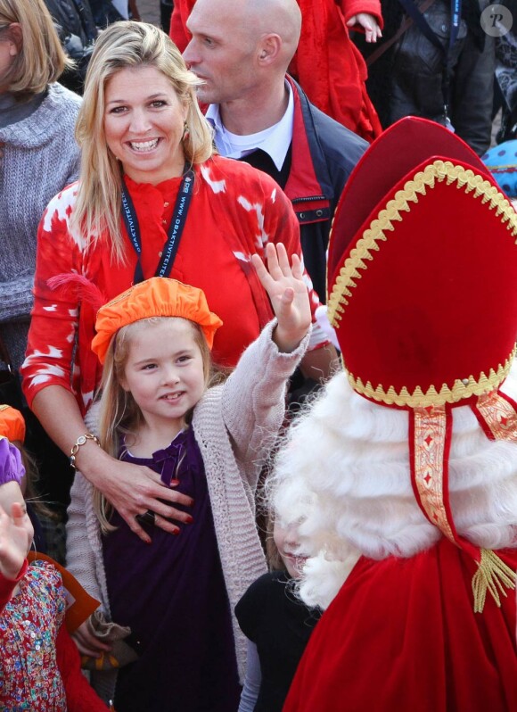 La princesse Maxima avec sa grande fille, Catharina-Amalia (7 ans), lors de l'accueil de Sinterklaas à Dordrecht, près de Rotterdam, samedi 12 novembre 2011.