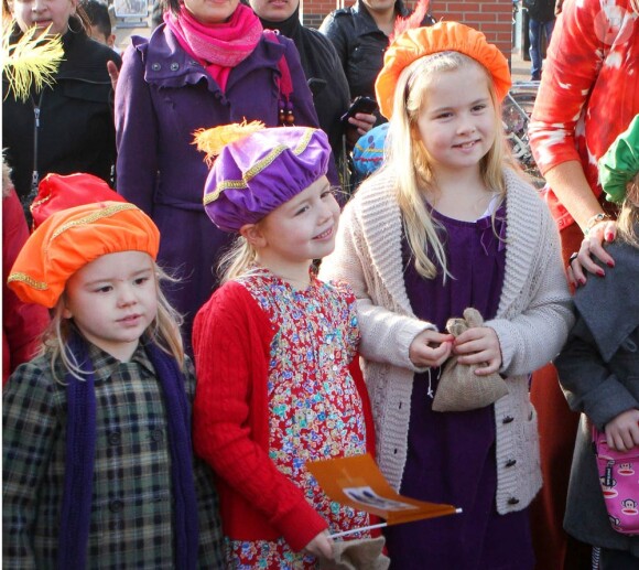 Les princesses des Pays-Bas Catharina-Amalia (7 ans), Ariane (6 ans) et Alexia (4 ans) étaient enchantées d'accueillir, sous le regard de leur mère la princesse Maxima, Sinterklaas à Dordrecht, près de Rotterdam, samedi 12 novembre 2011.