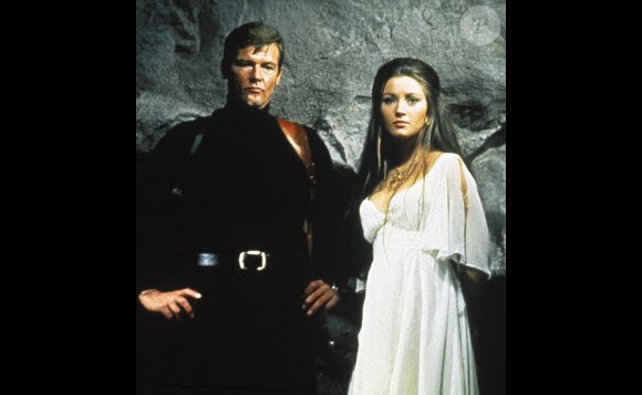 Roger Moore et Jane Seymour dans Vivre et laisser mourir.