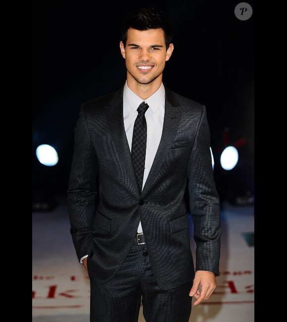 Taylor Lautner présente la première partie de Twilight : Révélation, à Londres le 16 novembre 2011.