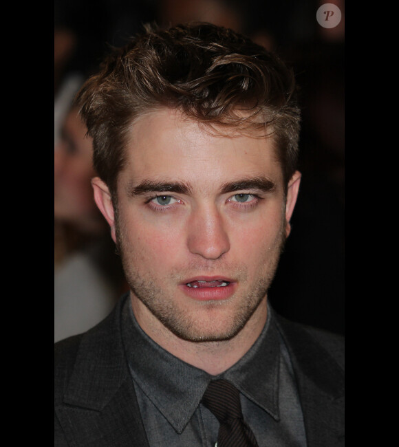 Robert Pattinson présente la première partie de Twilight : Révélation, à Londres, le 16 novembre 2011.