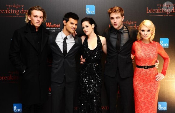 Jamie Campbell Bower, Taylor Lautner, Kristen Stewart, Robert Pattinson et MyAnna Buring présentent la première partie de Twilight : Révélation, à Londres le 16 novembre 2011.