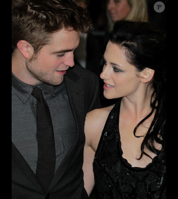 Kristen Stewart et Robert Pattinson présentent la première partie de Twilight : Révélation, à Londres le 16 novembre 2011.