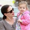 Jennifer Garner, enceinte, et sa fille Seraphina se promènent à Los Angeles, le 16 novembre 2011