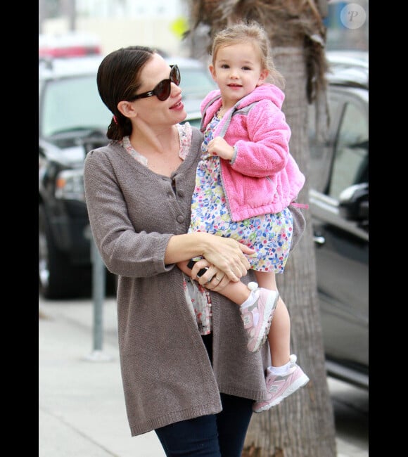 Jennifer Garner, enceinte, et sa fille Seraphina se promènent à Los Angeles, le 16 novembre 2011