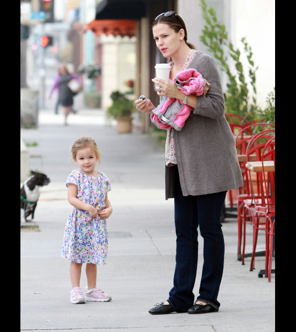 Jennifer Garner, enceinte, et sa fille Seraphina ravissante dans sa robe à fleurs à Los Angeles, le 16 novembre 2011