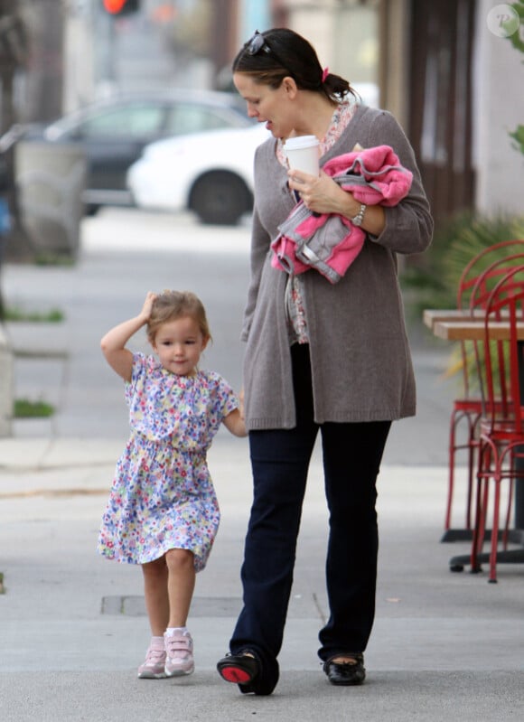 Jennifer Garner, enceinte, et son adorable Seraphina, le 16 novembre 2011 à Los Angeles