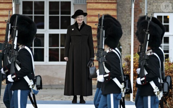 La reine Margrethe II de Danemark remettait le 16 novembre 2011 le prix Queen Watch à l'un des Life Guards, à Copenhague.