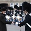 La reine Margrethe II de Danemark remettait le 16 novembre 2011 le prix Queen Watch à l'un des Life Guards, à Copenhague.