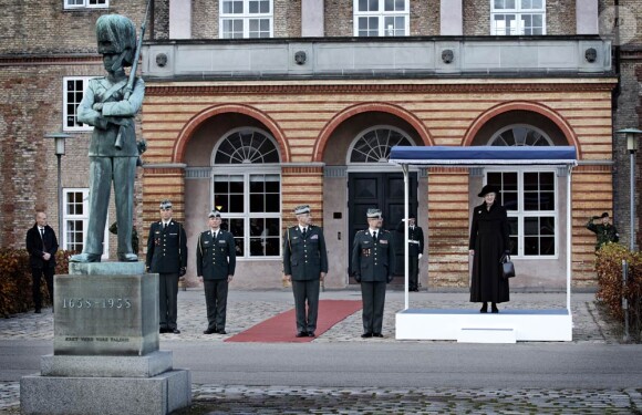 La reine Margrethe II de Danemark remettait le 16 novembre 2011 le prix Queen Watch à l'un des Life Guards, à Copenhague.