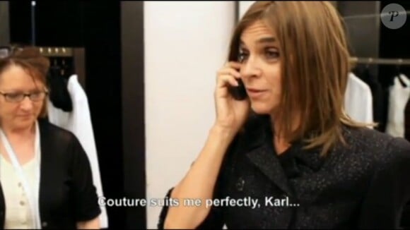 Carine Roitfeld glisse à Karl Lagerfeld : "La haute couture me va à merveille, Karl..." au cours d'un essayage dans l'atelier Chanel. 