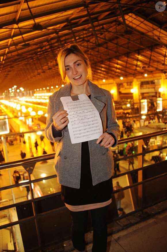 Coup d'envoi de l'opération Orchestres en fête, du 18 au 27 novembre 2011, dans toute la France. La marraine Julie Gayet ravissante lors du lancement, à la Gare du Nord, à Paris.