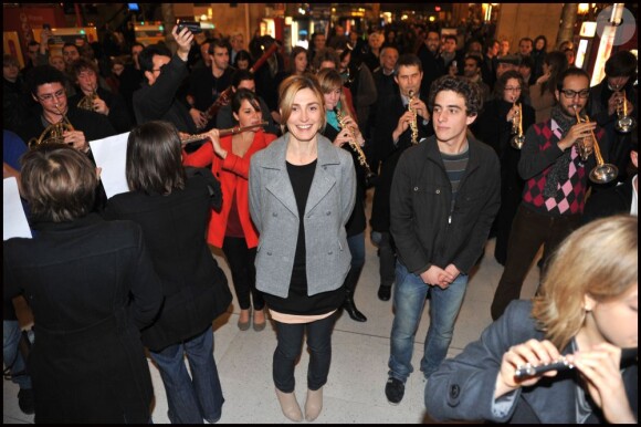 Coup d'envoi de l'opération Orchestres en fête, du 18 au 27 novembre  2011, dans toute la France. La marraine Julie Gayet pose, lors du  lancement, à la Gare du Nord, à Paris.