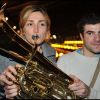 Coup d'envoi de l'opération Orchestres en fête, du 18 au 27 novembre  2011, dans toute la France. La marraine Julie Gayet essaye les instruments, à la Gare du Nord, à Paris. 17 novembre 2011