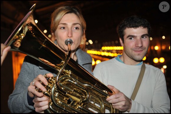 Coup d'envoi de l'opération Orchestres en fête, du 18 au 27 novembre  2011, dans toute la France. La marraine Julie Gayet essaye les instruments, à la Gare du Nord, à Paris. 17 novembre 2011