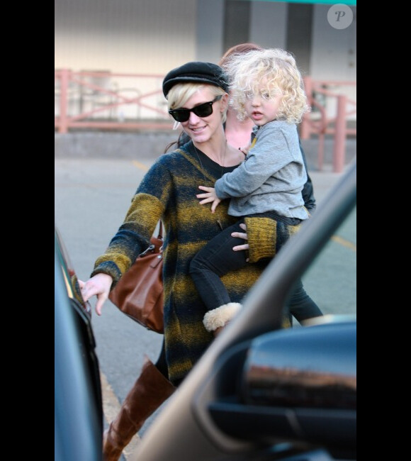 Ashlee Simpson et son fils Bronx Mowgli à Studio City, le samedi 19 novembre 2011.