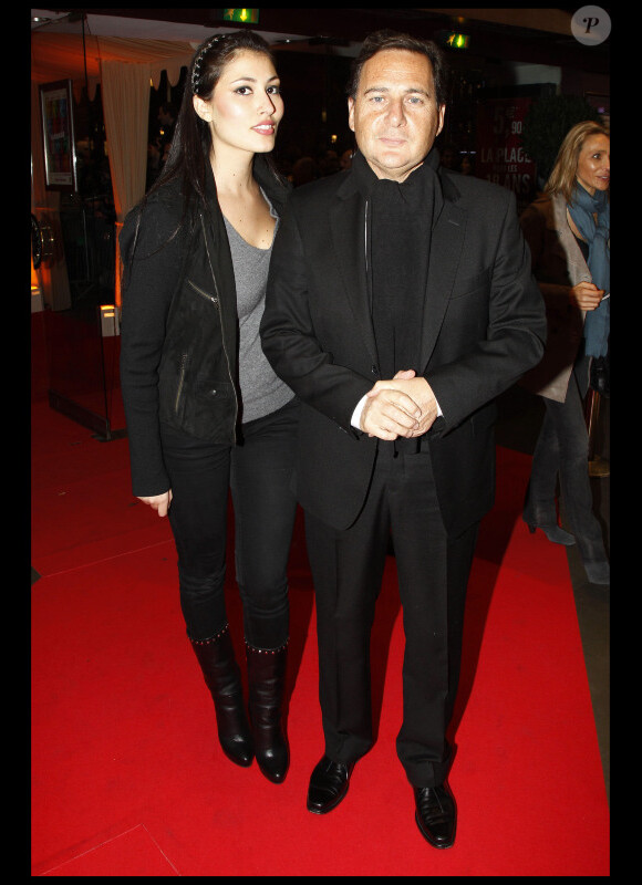 Eric Besson et la belle Yasmine, sa femme, à l'avant-première de Carnage, le 20 novembre 2011 à Paris.