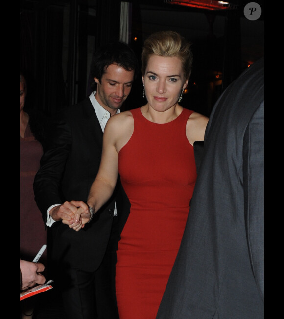 Kate Winslet et son amoureux Ned Abel Smith sortent du restaurant L'Avenue, à Paris le 20 novembre.