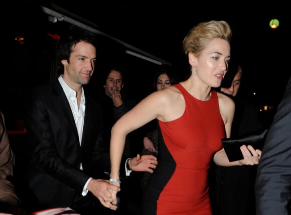Kate Winslet et Ned Abel Smith sortent du restaurant L'Avenue, à Paris le 20 novembre.