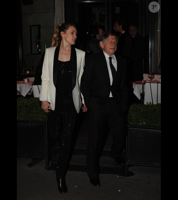 Emmanuelle Seigner et Roman Polanski sortent du restaurant L'Avenue, à Paris le 20 novembre.