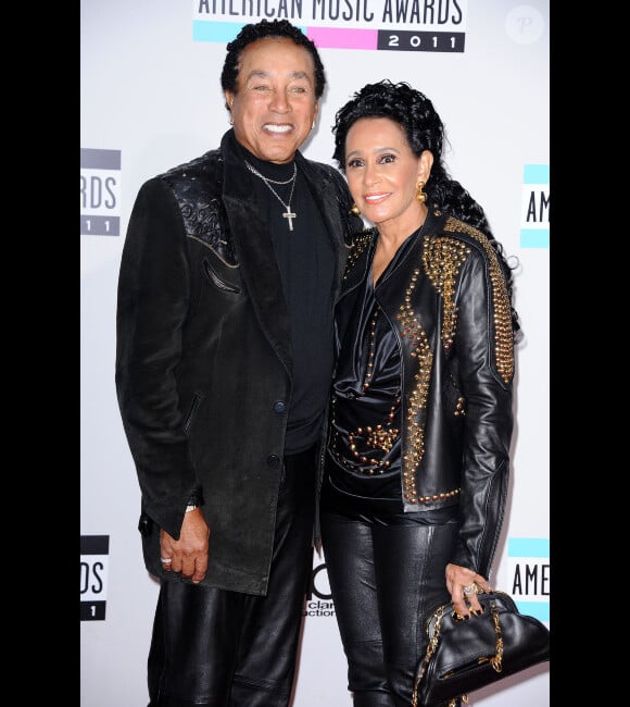 Smokey Robinson et sa compagne le 20 novembre 2011 à Los Angeles pour les American Music Awards