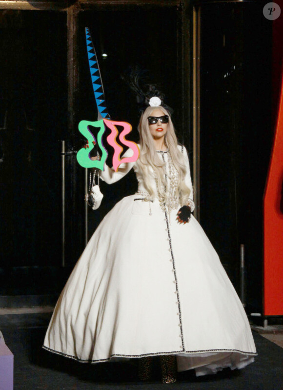 Lady Gaga arbore une paire de ciseaux totalement déjantée lorsqu'elle inaugure la vitrine de Noël de la boutique Barney's à New York le 21 novembre 2011
