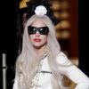 Lady Gaga, divine en mariée lorsqu'elle inaugure le Gaga Workshop à la boutique Barney's de New York City le 21 novembre 2011