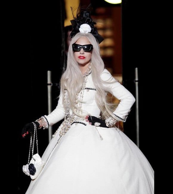 Lady Gaga, divine en mariée lorsqu'elle inaugure le Gaga Workshop à la boutique Barney's de New York City le 21 novembre 2011