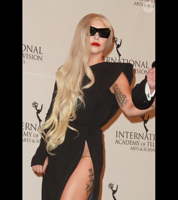 Lady Gaga, très très sexy, lors des 39e Emmy Awards au Hilton à New York le 21 novembre 2011 