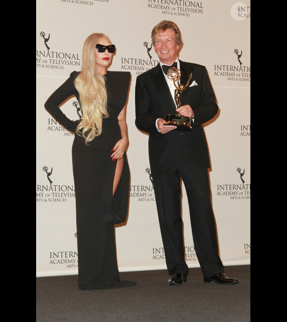 Lady Gaga et Nigel Lythgoe lors des 39e Emmy Awards au Hilton à New York le 21 novembre 2011 