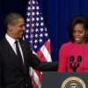 Michelle et Barack Obama signent une loi pour aider les vétérans à trouver du travail après leur années de service, à Washington, le 21 novembre 2011.