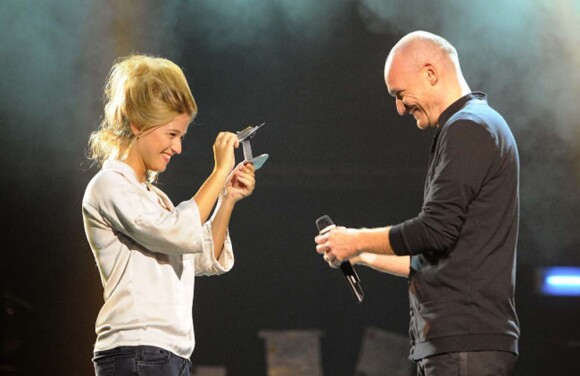 Selah Sue reçoit le prix Constantin des mains de Gaëtan Roussel à L'Olympia, à Paris, le 17 novembre 2011.