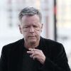 Renaud seul devant la Closerie des Lilas, le 14 novembre 2011.